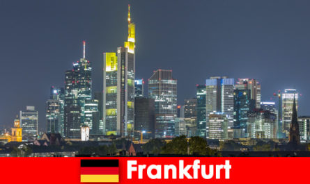 Popularne ulice handlowe w centrum Frankfurtu w Niemczech dla turystów