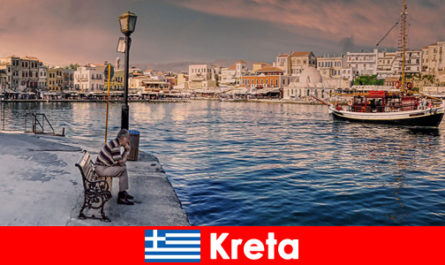 Turyści na Krecie w Grecji odkrywają pyszne specjały i styl życia