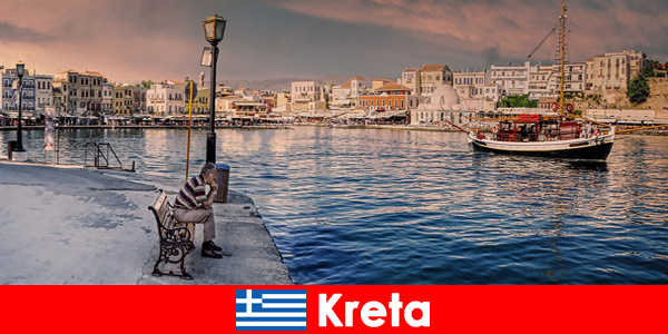 Turyści na Krecie w Grecji odkrywają pyszne specjały i styl życia