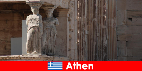 Posągi bogów i mitów zachwycają turystów w Atenach Grecja