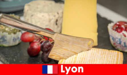 Wczasowicze cieszą się kulinarnymi przysmakami w Lyonie we Francji