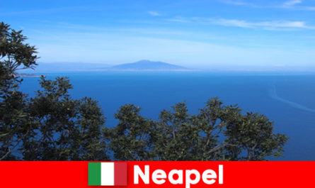 Cudzoziemcy uwielbiają radość życia i gościnność Neapolu we Włoszech