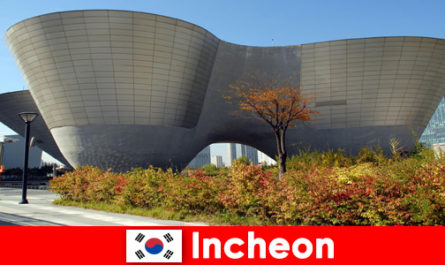Cudzoziemcy są pod wrażeniem nowoczesności i starożytnych tradycji w Incheon w Korei Południowej