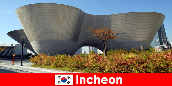 Cudzoziemcy są pod wrażeniem nowoczesności i starożytnych tradycji w Incheon w Korei Południowej