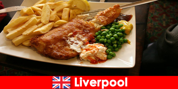 Wczasowicze jedzą tradycyjnie i w kraju w Liverpoolu w Anglii