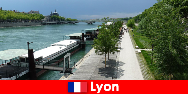 Zwiedzanie miasta rowerem nad brzegiem rzeki w Lyonie we Francji