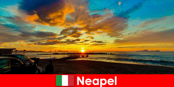 Ciesz się najpiękniejszymi wieczornymi zachodami słońca w Neapolu we Włoszech