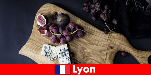 Ciesz się świeżą kuchnią z ryb, sera, winogron i wielu innych potraw w Lyonie we Francji
