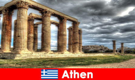 Kontrasty, takie jak klasyczne i tradycyjne, przyciągają miliony turystów do Aten Grecja