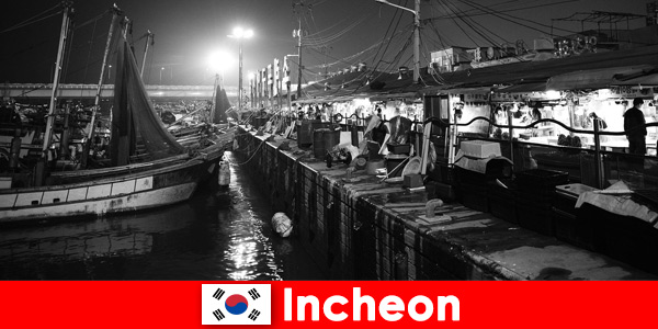 Nocny targ w porcie Incheon w Korei Południowej oferuje autentyczne
