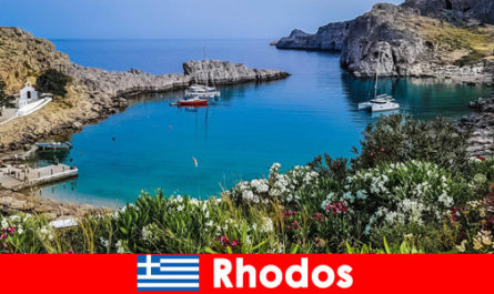 Turyści z plecakiem doświadczają natury z bliska na Rodos w Grecji