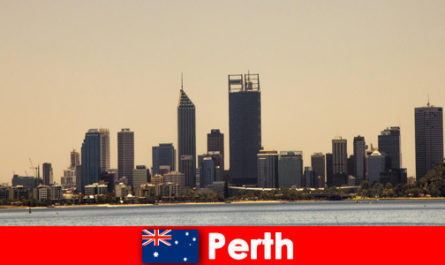 W Perth Australia turyści mogą znaleźć darmowe wskazówki dotyczące restauracji i zakwaterowania