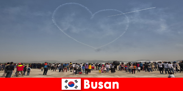 Emigranci żyją prosto i szczęśliwie w Busan w Korei Południowej