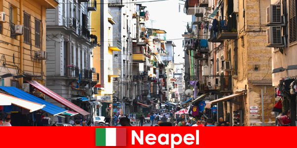 Spacer po centrum Neapolu we Włoszech to zawsze czysta radość życia