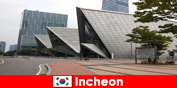 Turyści w Incheon w Korei Południowej doświadczają kontrastów, takich jak duże miasto i tradycja