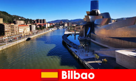 Urlopowicze zwiedzają Bilbao Hiszpanię rowerem latem