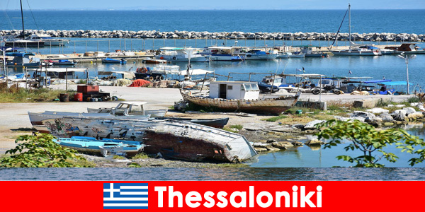 Wycieczka po porcie z widokiem na morze dla wczasowiczów w Salonikach w Grecji