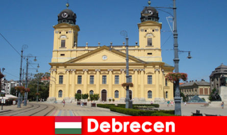 Turyści odkrywają sztukę i historię w Debreczynie na Węgrzech
