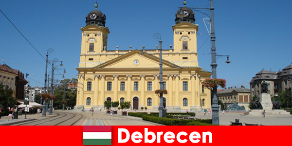 Turyści odkrywają sztukę i historię w Debreczyn na Węgrzech