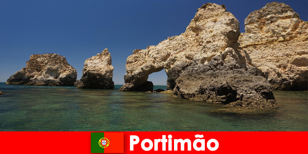 Widoki na morze i artystyczne formacje skalne czekają na turystów w Portimão w Portugalii