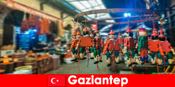 Sprzedawcy z ręcznie robionymi pamiątkami czekają na turystów w Gaziantep Turcja