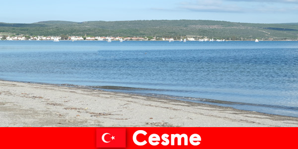 Emigranci żyją i kochają morze w Cesme Turcja