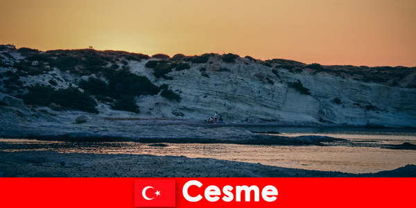 Urlopowicze uwielbiają długie spacery po plaży w Cesme Turkey