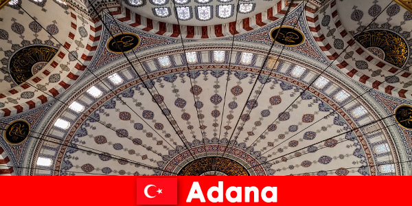 Ozdobne meczety są otwarte dla każdego odwiedzającego w Adanie Turcja