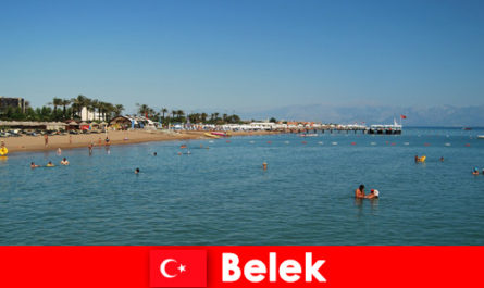 Słoneczna plaża i morze dla obcokrajowców w Belek Turcja