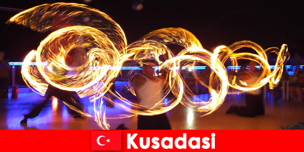 Wieczorem w Kusadasi Turcja spektakularne występy dla młodych i starszych