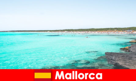 Wspaniałe zatoki i krystalicznie czysta woda do pływania na Majorce w Hiszpanii