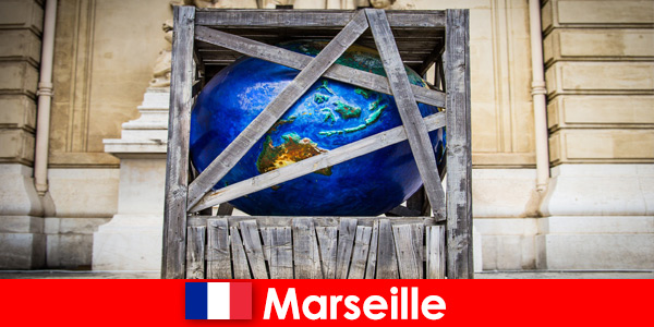 Turyści w Marsylii we Francji doświadczają sztuki ulicznej z głębokim wglądem