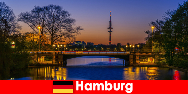 Hamburg w Niemczech zaprasza turystów do miasta kanałów