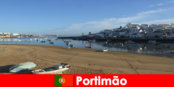 Małe łódki, krystalicznie czysta woda i wspaniała pogoda w Portimão