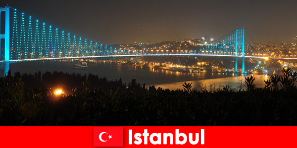 Kolorowe światła i tłumy ludzi rozjaśniają noc w Stambule
