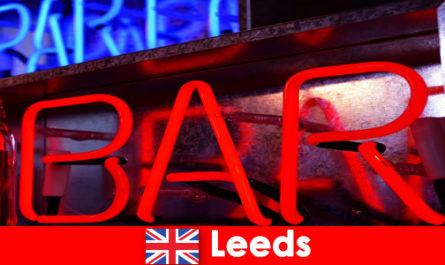 Muzyka, bary i kluby nadal przyciągają młodych podróżników do Leeds w Anglii
