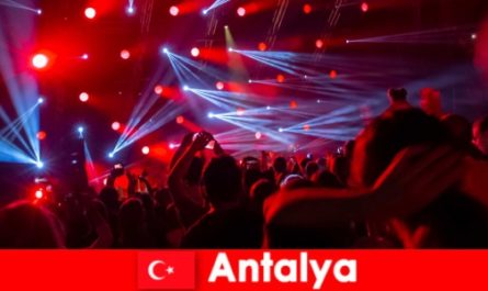 Nocne życie w Antalyi Przygotuj się na imprezę i odkryj najlepsze miejsca